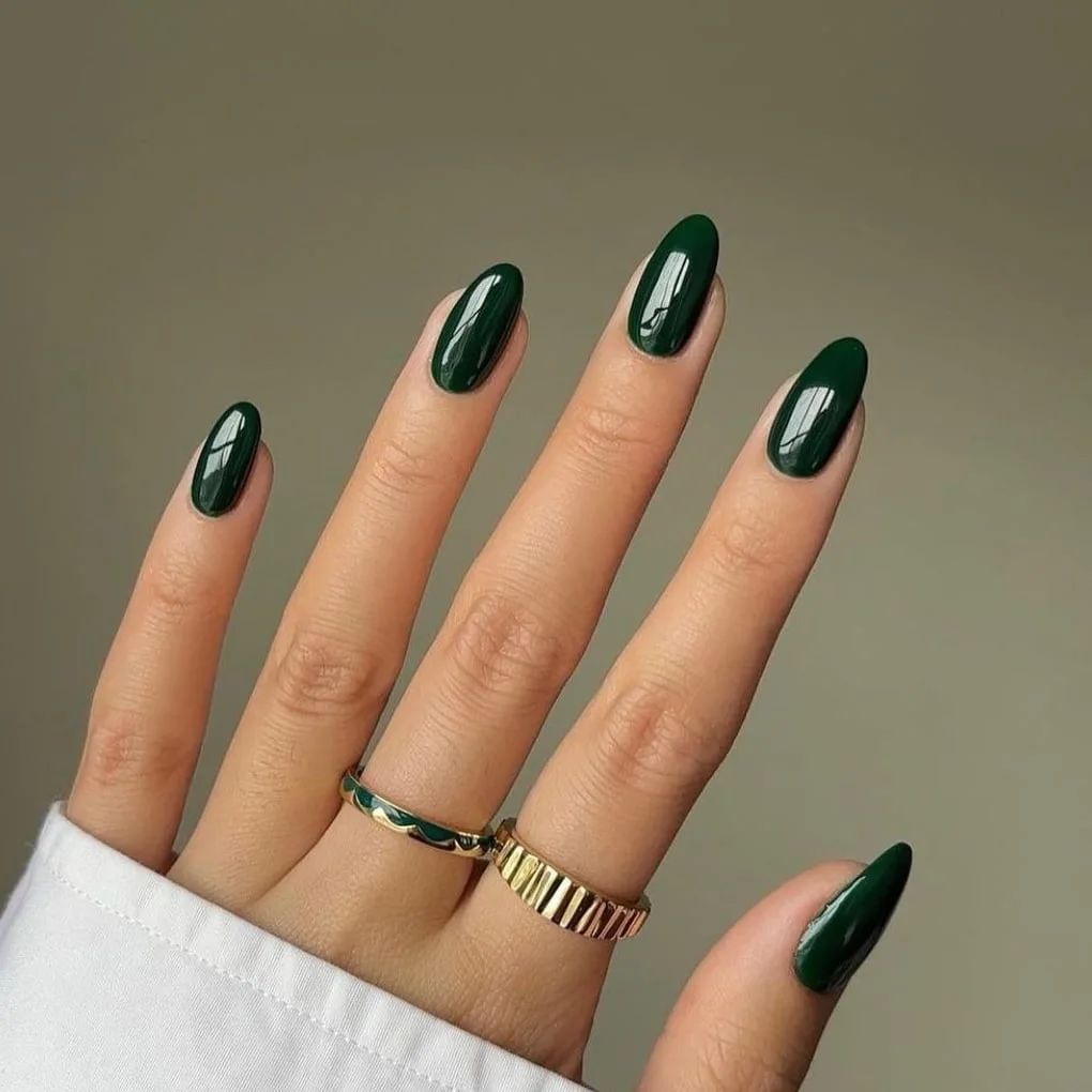 Який колір манікюру вибрати на Новий рік 2025: щасливий та модний відтінок на свято